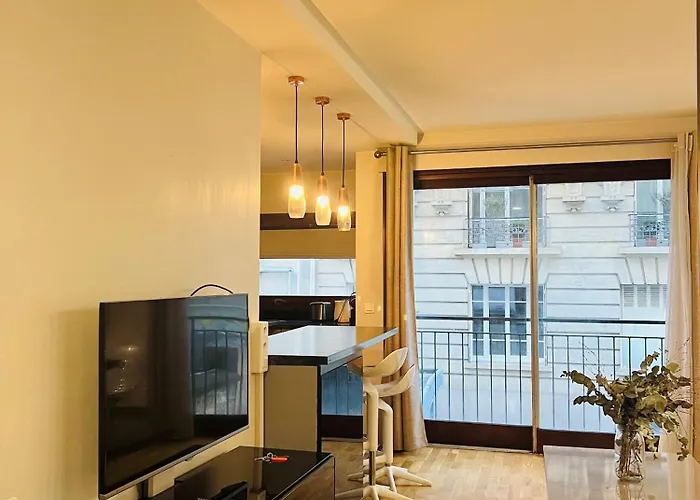 Charming Near Eiffel Tour Apartman
